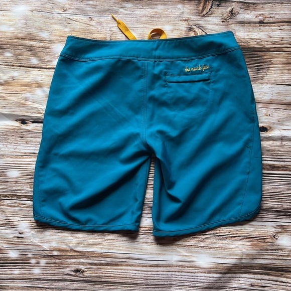 **SOLD** 💪🏽 Women’s The North Face Swim Trunks - Picture 2 of 4